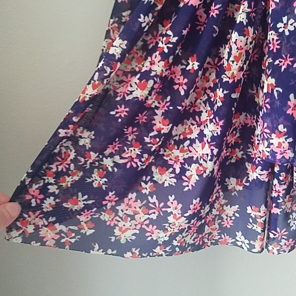 EXPRESS Floral Flowy Top - Picture 3 of 5